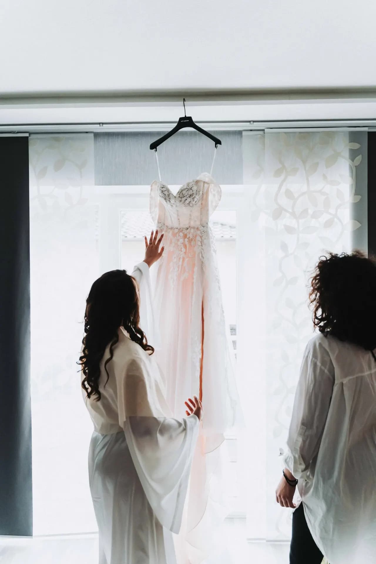 Braut im Morgenlicht – Getting Ready Hochzeitsfotografie