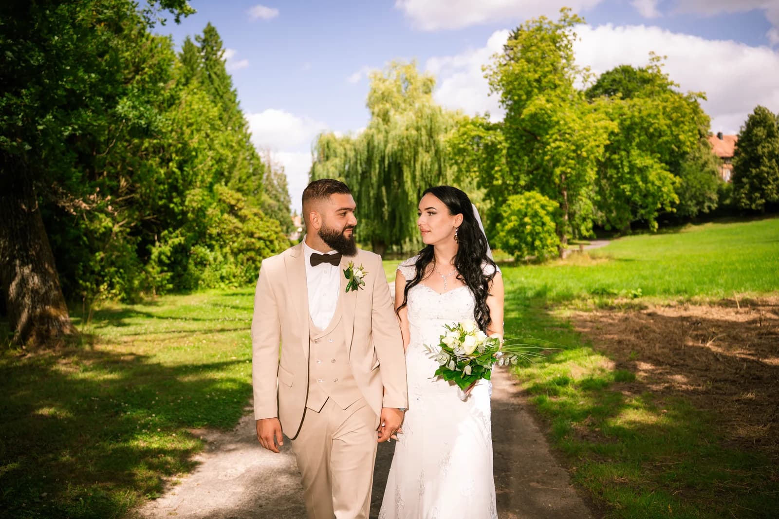 Brautpaar Hand in Hand – Sommerpark Rhein-Main-Gebiet