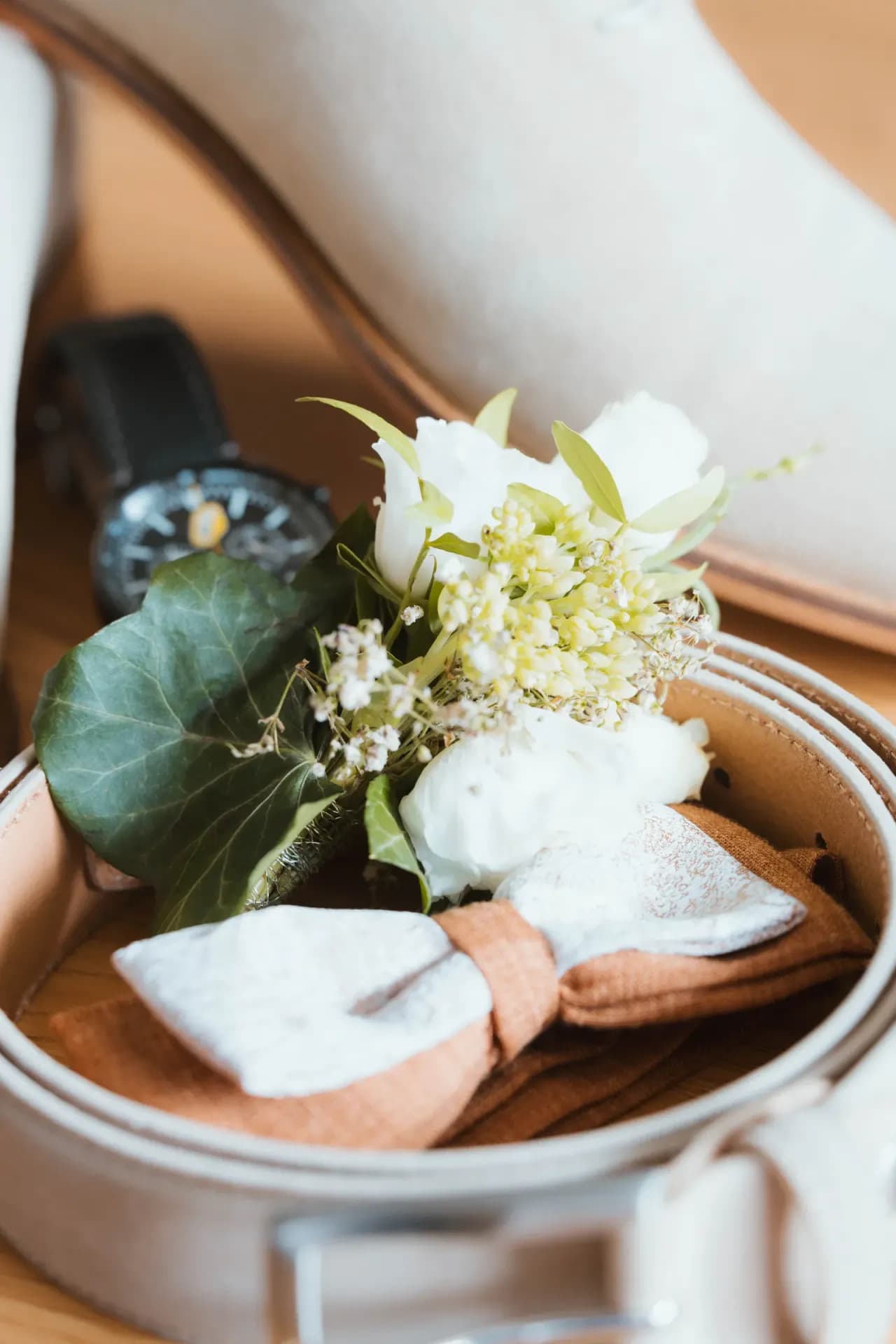 Fliege, Ansteckblume und Uhr – edle Accessoires des Bräutigams