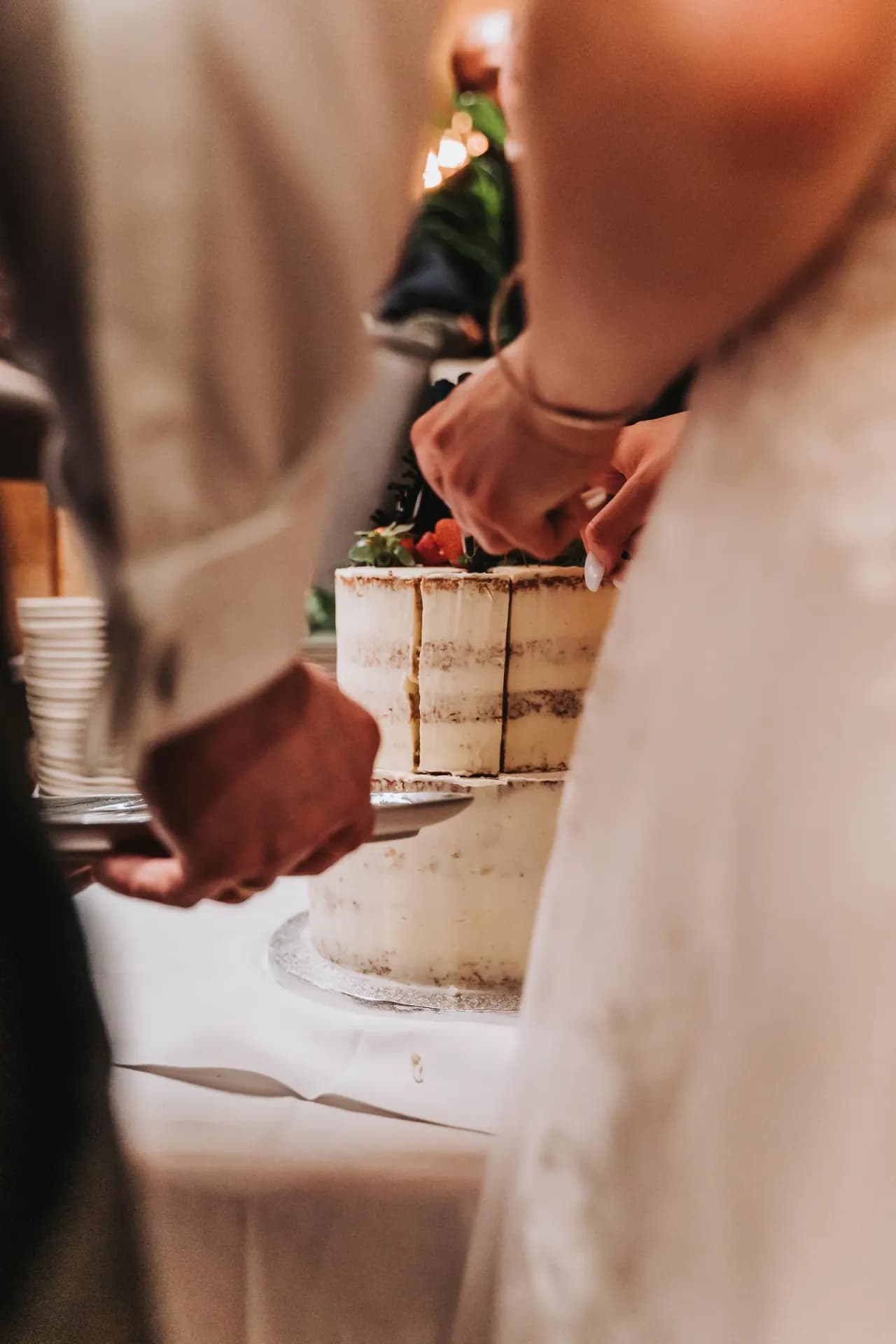 Torte anschneiden – Detailaufnahme Hochzeitsfeier